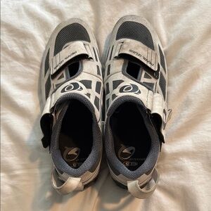Pearl Izumi Black and Gray Triathlon Shoes